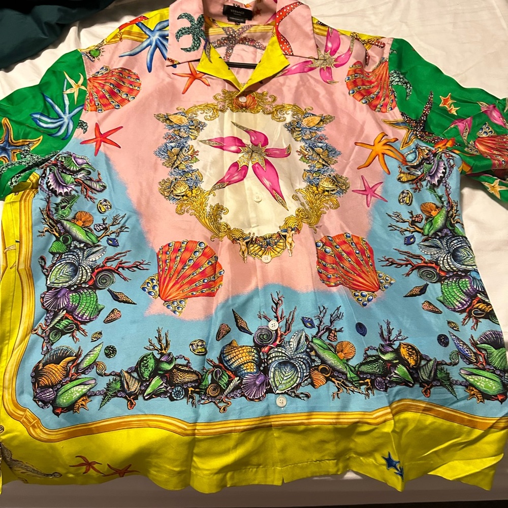 I’m selling a Versace shirt XL only worn 3 times